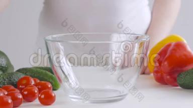 厨房<strong>餐桌</strong>上的一位女士把樱桃<strong>番茄</strong>放在一个堆叠的碗里